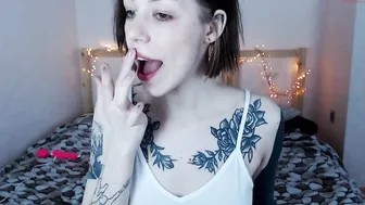 batsxlizard Sexy chick demonstrates beautiful body