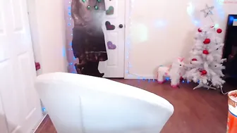 priscillawtff Adorable chick pulls the vagina with fingers