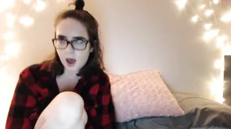 mollymeadows Pretty chick fucks pussy with black dildo