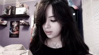 sherryshen Experienced prostitute plays with her hands