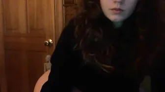 honeyyham Busty chick shows her charms