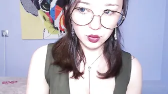 meirayun Hottie Masturbates Shaved Cunt