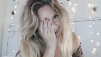 reneejax Mature model caresses nipples and cunt