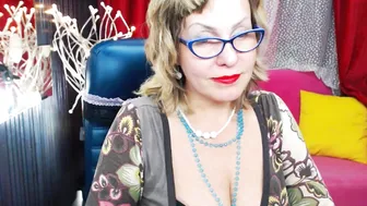mmmhot_karen Beauty fucks herself in front of the webcam
