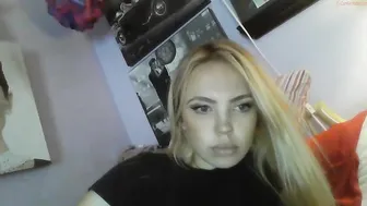 yourbabylynn23 chaturbate busty blonde gently masturbates cunt