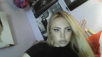 yourbabylynn23 chaturbate busty blonde gently masturbates cunt
