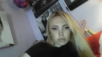 yourbabylynn23 chaturbate busty blonde gently masturbates cunt