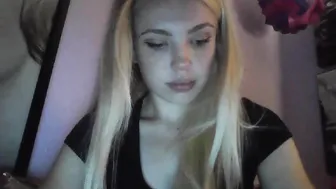yourbabylynn23 chaturbate crazy queen gently pulls the vagina