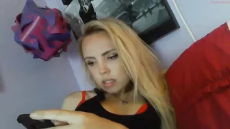 yourbabylynn23 chaturbate pretty woman dabbles with a toy