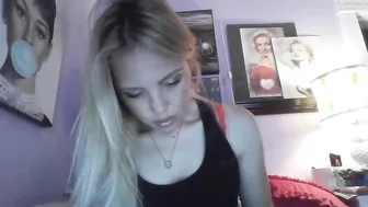yourbabylynn23 chaturbate dick shows off her shaved cunt