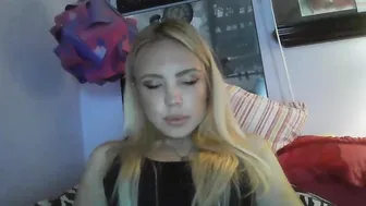 yourbabylynn23 chaturbate dick shows off her shaved cunt