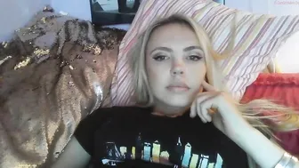 yourbabylynn23 chaturbate naughty babe caresses vaginal hole