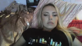 yourbabylynn23 chaturbate naughty babe caresses vaginal hole