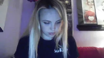 yourbabylynn23 chaturbate skinny bitch jerks pussy with dildo