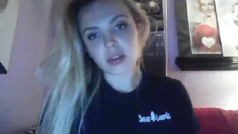 yourbabylynn23 chaturbate skinny bitch jerks pussy with dildo