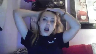 yourbabylynn23 chaturbate skinny bitch jerks pussy with dildo