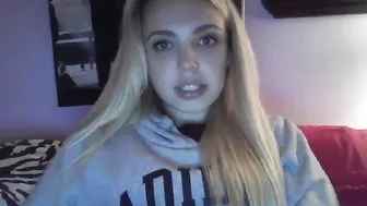 yourbabylynn23 chaturbate busty young lady rides sex toy