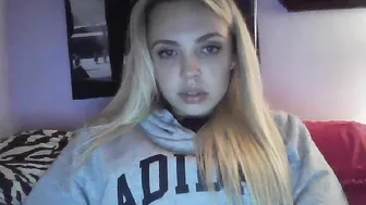 yourbabylynn23 chaturbate busty young lady rides sex toy