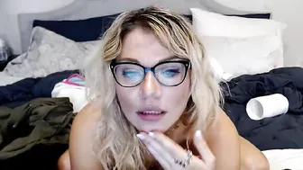 yourfavoritemom82 chaturbate brunette in stockings shows shaved holes