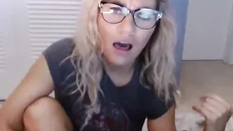 yourfavoritemom82 chaturbate attractive blonde fucking herself with fingers