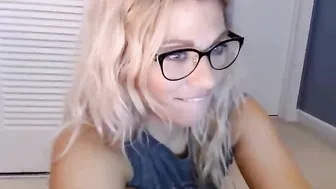 yourfavoritemom82 chaturbate attractive blonde fucking herself with fingers