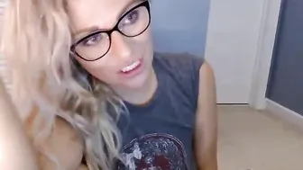 yourfavoritemom82 chaturbate attractive blonde fucking herself with fingers