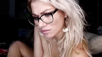 yourfavoritemom82 chaturbate caresses the clitoris under the table