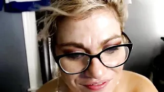 yourfavoritemom82 chaturbate beauty pulls the clitoris with a vibrator