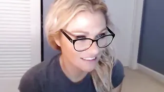 yourfavoritemom82 chaturbate cute slut jerking shaved cunt