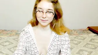 sweetiewow chaturbate pretty woman undressed in front of the camera and masturbates in the chair