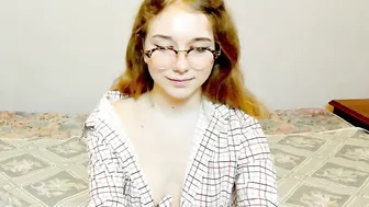 sweetiewow chaturbate pretty woman undressed in front of the camera and masturbates in the chair