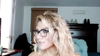 yourfavoritemom82 chaturbate hot beast jerking her shaved cunt
