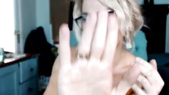 yourfavoritemom82 chaturbate hot beast jerking her shaved cunt