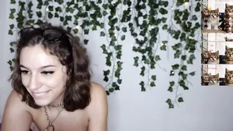 issyeden chaturbate desired woman fucks herself with fingers