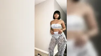 idreamofdmonroe manyvids onlyfans beautiful lady pulls pussy