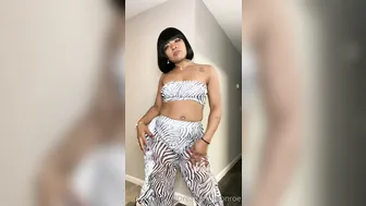 idreamofdmonroe manyvids onlyfans beautiful lady pulls pussy