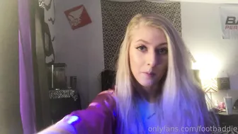 footbaddie manyvids onlyfans having fun with a toy