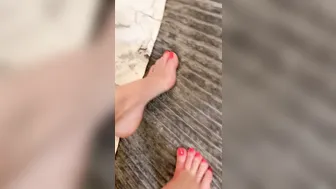 footbaddie manyvids onlyfans cute young lady shows big tits