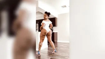 idreamofdmonroe manyvids onlyfans busty chick caresses big nipples