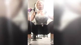 misslyndaleigh manyvids onlyfans to the cute chick rubs her clit