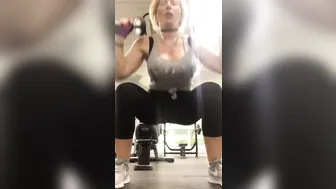 misslyndaleigh manyvids onlyfans to the cute chick rubs her clit