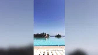 xbrooklynbluex manyvids onlyfans busty babe masturbates shaved cunt