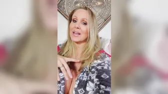 therealjuliaann manyvids onlyfans spectacular babe jerks off anus