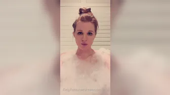 messyjessie  manyvids onlyfans skinny bitch jerking pussy with phallus