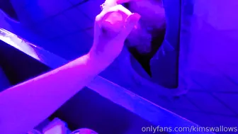 kimswallows manyvids onlyfans busty chick sucks dildo