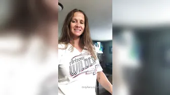 hotwiferio manyvids onlyfans crazy babe shows beautiful breasts