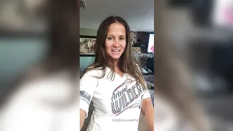 hotwiferio manyvids onlyfans crazy babe shows beautiful breasts