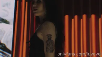 luvevelynclaire manyvids onlyfans shrew pussy demonstrates big tits