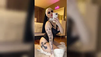 insanelyvain manyvids onlyfans likes to hammer in all holes