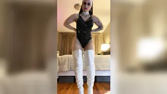 insanelyvain manyvids onlyfans bitch is ready to show all her abilities.